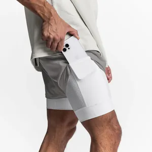 Vue détaillée d'un short de sport pour hommes avec poche intérieure pour téléphone portable