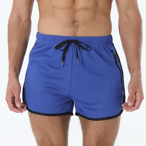 Primer plano de pantalones cortos deportivos azules de secado rápido con bolsillo
