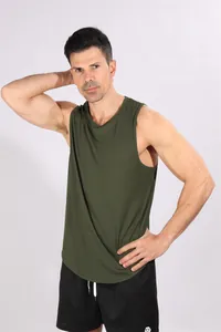 Detailopname van een olijfgroene geribbelde sporttanktop voor herenfitness en gymtraining