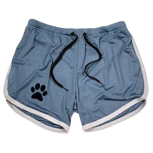 Detailansicht der schnelltrocknenden blauen Mesh-Sportshorts für Herren mit Pfotenabdruck