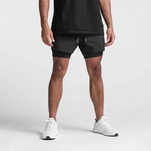 Détail du short de sport 2 en 1 noir pour homme avec une conception respirante à double couche.