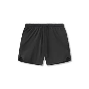 Vista frontale di pantaloncini sportivi da uomo neri in mesh ad asciugatura rapida.