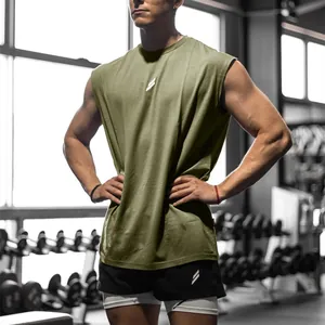 Dettaglio del canotta sportiva in mesh traspirante verde oliva in una palestra professionale
