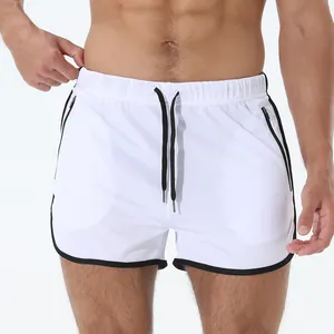 Detalle de los pantalones cortos deportivos de malla blanca de secado rápido para hombre