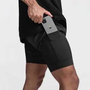 Vue détaillée de la poche de téléphone sur le short de course 2-en-1 pour hommes
