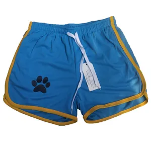 Detailansicht der blauen schnelltrocknenden Sportshorts mit gelber Borte und Pfotenabdruck