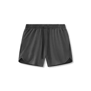 Dettaglio di pantaloncini sportivi grigi in mesh ad asciugatura rapida con spacchi