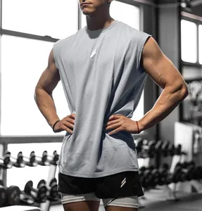 Modello maschile che indossa un gilet sportivo traspirante azzurro in una palestra