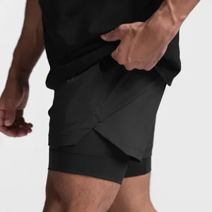 Vue détaillée du short de course 2-en-1 noir pour hommes avec une conception double couche