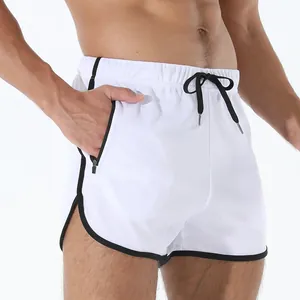 Detalle de pantalones cortos de running blancos de secado rápido con ribete negro
