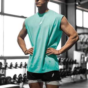 Dettaglio di una canotta fitness traspirante verde menta da uomo in un ambiente da palestra