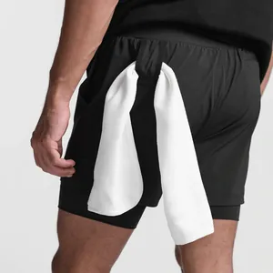 Gros plan du short de course 2-en-1 pour homme avec boucle porte-serviette pratique