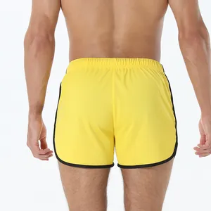 Vista trasera de pantalones cortos deportivos amarillos para hombre en malla transpirable