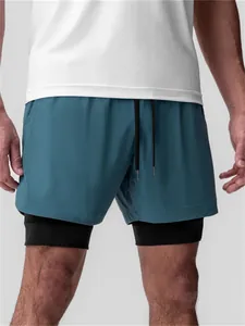 Gros plan sur le short de sport 2-en-1 pour homme avec couche bleu canard et doublure noire