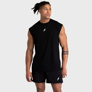 Vista completa di un set di gilet e pantaloncini neri in rete fitness su un modello.