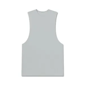 Détail d'un débardeur de musculation gris clair à séchage rapide pour entraînement homme