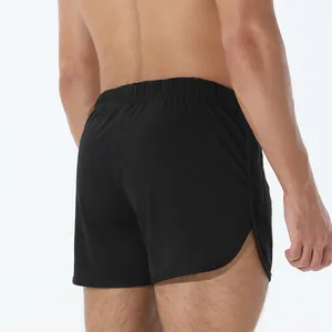 Vista trasera de pantalones cortos deportivos negros para hombre con aberturas laterales