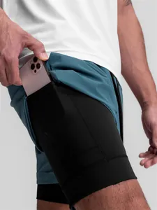 Gros plan sur un short de course pour homme avec poche de téléphone intégrée