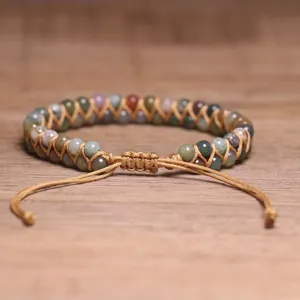 Détail macro exquis d'un bracelet tissé à deux couches fait main avec des pierres fines