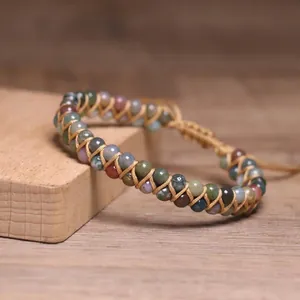 Détail d'un bracelet de yoga fait main en pierres naturelles tressées à double couche