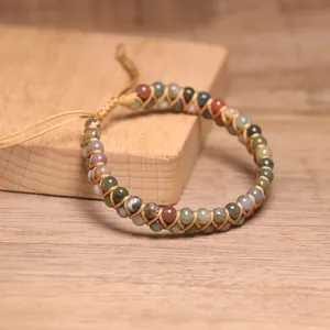 Vue détaillée d'un bracelet de yoga fait main en pierres naturelles tressées double couche.