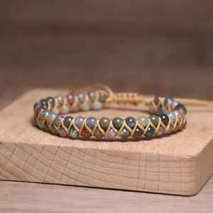 Vue détaillée d'un bracelet de yoga fait main avec des pierres naturelles multicolores