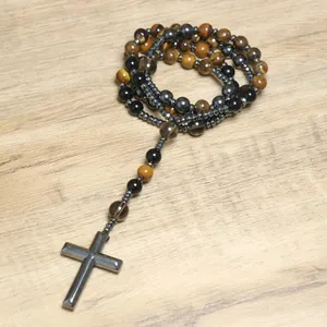 Dettaglio macro della collana rosario in pietra naturale occhio di tigre ed ematite con croce