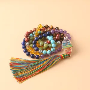 Detalle de collar Mala de 108 cuentas con piedras naturales, mano Hamsa y borla