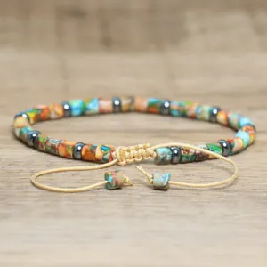 Detailaufnahme eines handgefertigten verstellbaren böhmischen Armbands aus Natursteinen