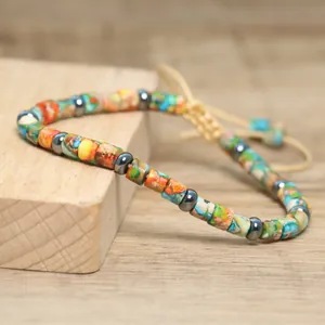 Detaillierte Makroaufnahme eines böhmischen Shoushan-Stein-Armbands mit Verstellbarer Schnur