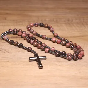 Detailansicht der handgefertigten Rosenkranzkette aus Achat und Hämatitsteinen