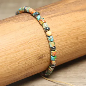 Detaillierte Nahaufnahme des handgefertigten böhmischen Naturstein-Perlenarmbands