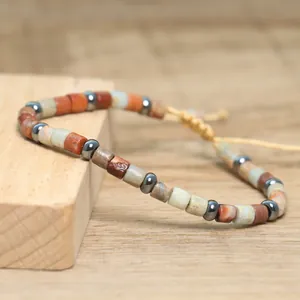 Nahaufnahme eines böhmischen Shoushan-Stein-Armbands mit verstellbarer handgewebter Kordel