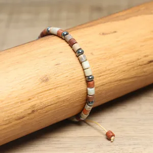 Detailaufnahme eines handgefertigten Boho-Armbands mit Naturstein- und Hämatitperlen