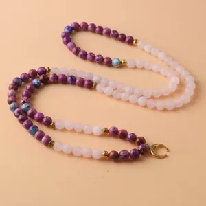 Detalle en primer plano del collar 108 perlas MALA con cuarzo rosa y luna