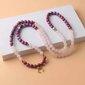 Vista detallada del collar de oración 108 cuentas Mala con cuarzo rosa y dije de luna