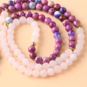 Vista detallada del collar 108 cuentas Mala con cuarzo rosa y piedras imperiales púrpuras