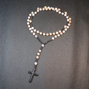 Gedetailleerd beeld van 8mm natuurstenen kralen en hematiet kruis aan een rozenkrans ketting.