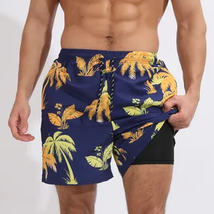 Gros plan sur le short de plage imprimé pour hommes avec une doublure double couche