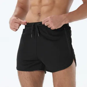 Primer plano de pantalones cortos negros de secado rápido para correr con cordón ajustable