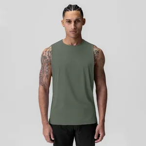 Vue de face professionnelle d'un débardeur de sport vert olive pour homme, fitness et musculation