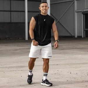 Modello di fitness con canotta in rete nera in un contesto industriale all'aperto.