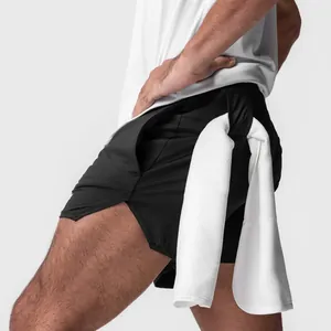 Primo piano di pantaloncini sportivi in mesh neri con passante per asciugamano sul retro.
