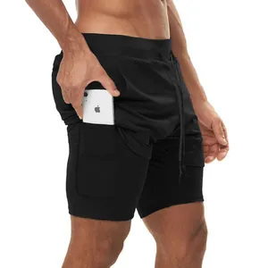 Dettaglio di pantaloncini sportivi neri a doppio strato con una tasca per il telefono