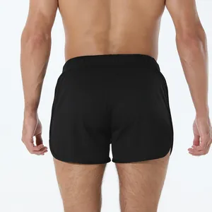 Vista posterior detallada de pantalones cortos deportivos negros transpirables para hombre