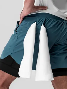 Détail arrière du short de sport 2-en-1 pour homme avec boucle pour serviette