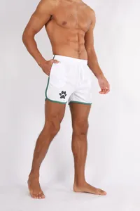 Weiße schnelltrocknende Herren-Sportshorts mit grünem Besatz und Pfotenabdruck