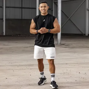 Vista completa di un uomo con canotta fitness in rete nera traspirante per sport