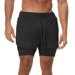 Dettaglio dei pantaloncini sportivi neri 2-in-1 a doppio strato per uomo corsa