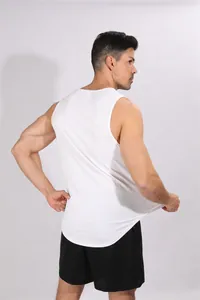 Achteraanzicht van een man in een wit geribbeld fitness tanktop voor trainingen